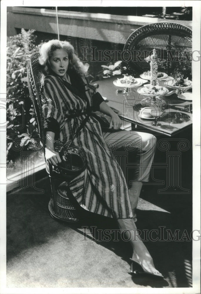 1978 Press Photo Bathrobe Gown Towel Garment Textile