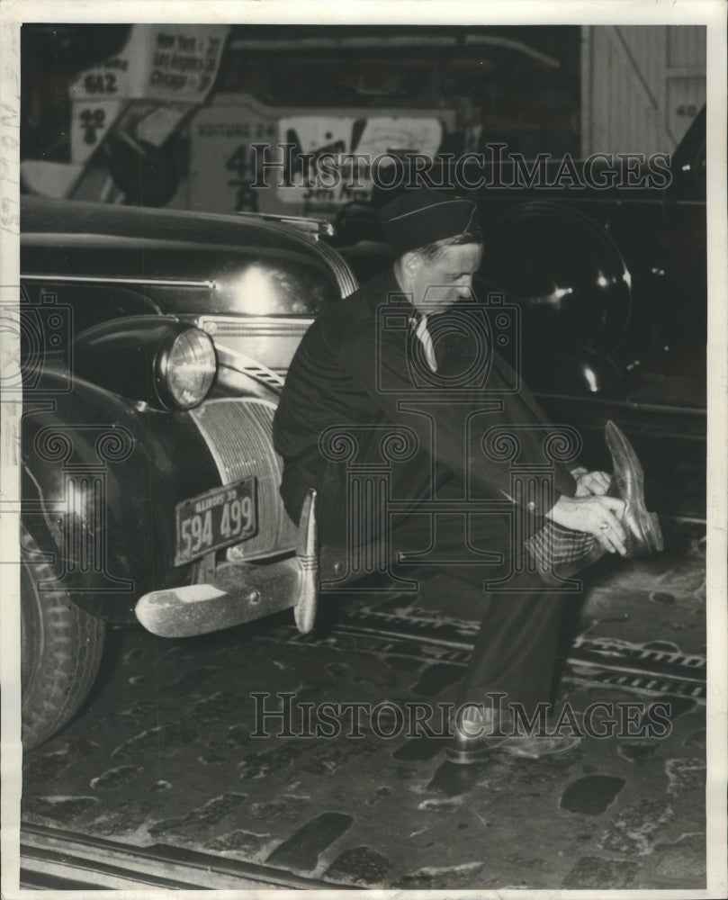 1939 Press Photo Legionaire New Yoork Traffic Car Shoe