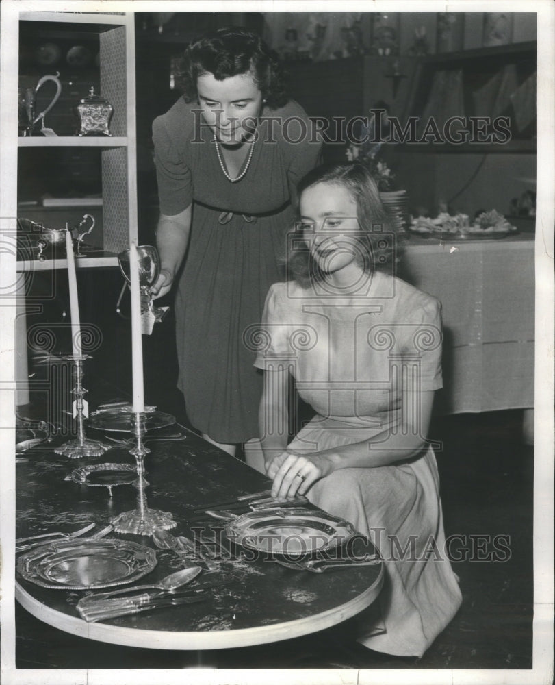 1942 Press Photo Mrs. John Jenness Newcomb Set Table