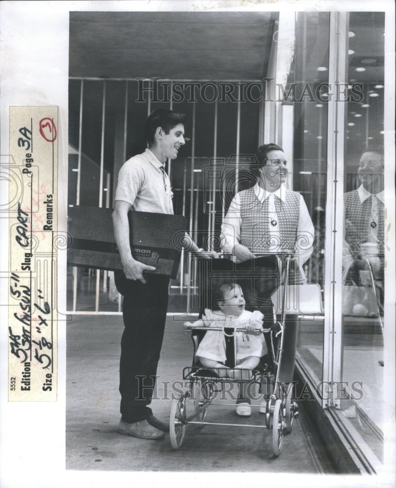 1975 Press Photo Mr Dennis Hartman Baltimore Shopping