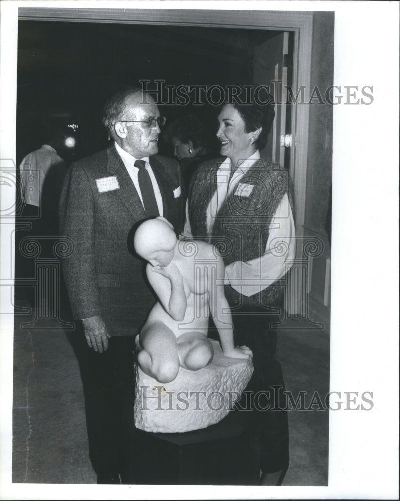 1986 Press Photo Plan Talking Guests Bal Polanais