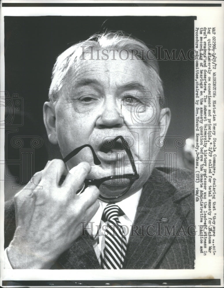 1972 Press Photo Pr.Henry Steele chews glasses in court