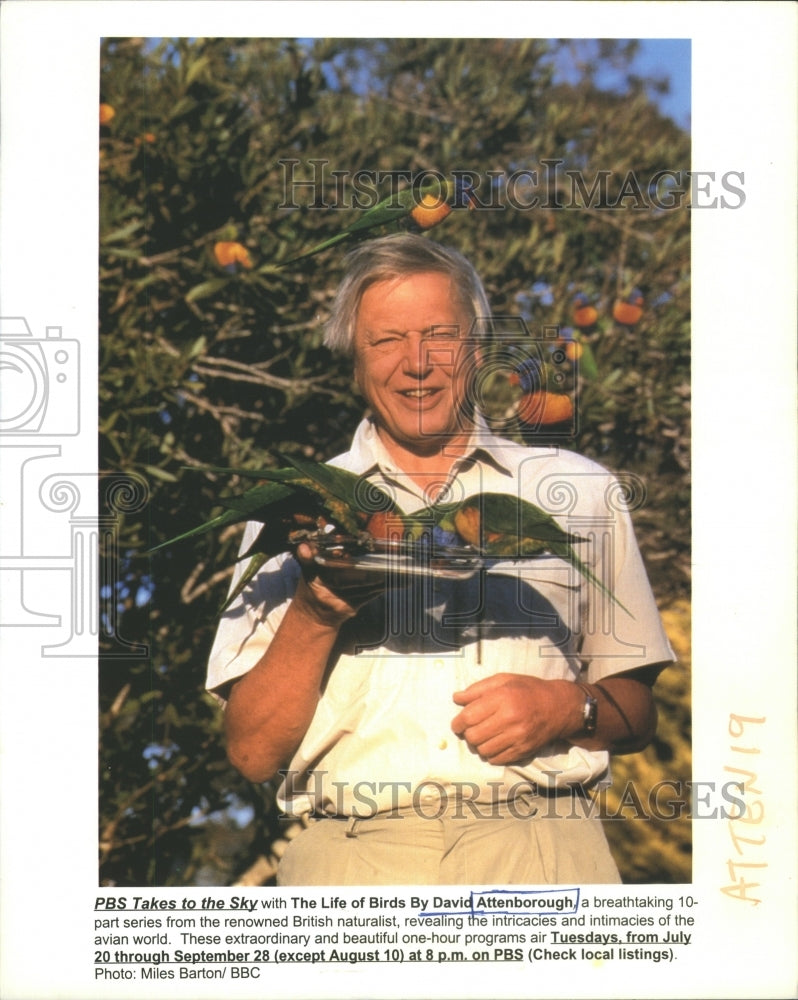 Press Photo David Attenborough, feeds birds in plate