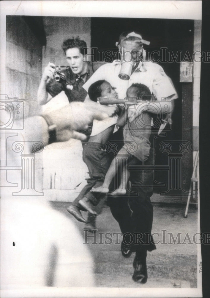 1966 Press Photo Policeman Woman Childern Building