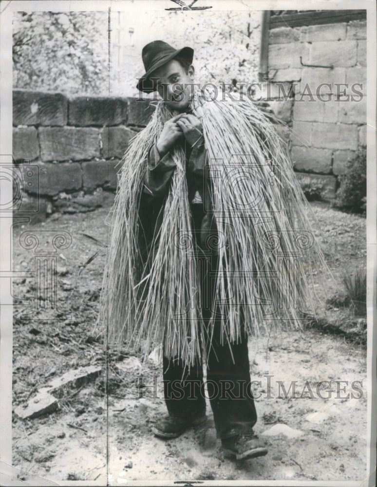 1960 Press Photo Bayen Straw Boss Sun