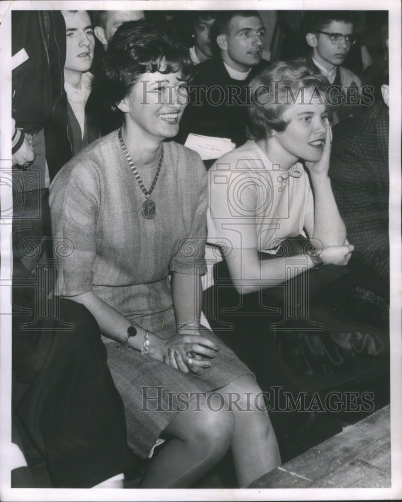 1963 Press Photo Barbara bratty join&#39;s shows emotion