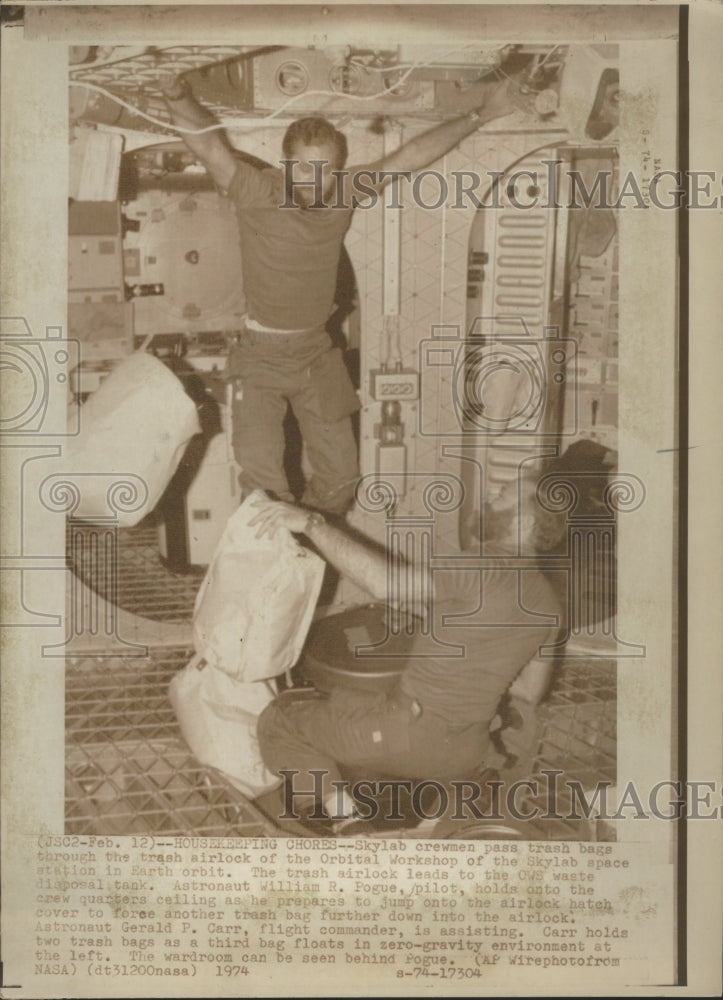 1974 Press Photo House keeping Chore Sky Lab Trash Bags