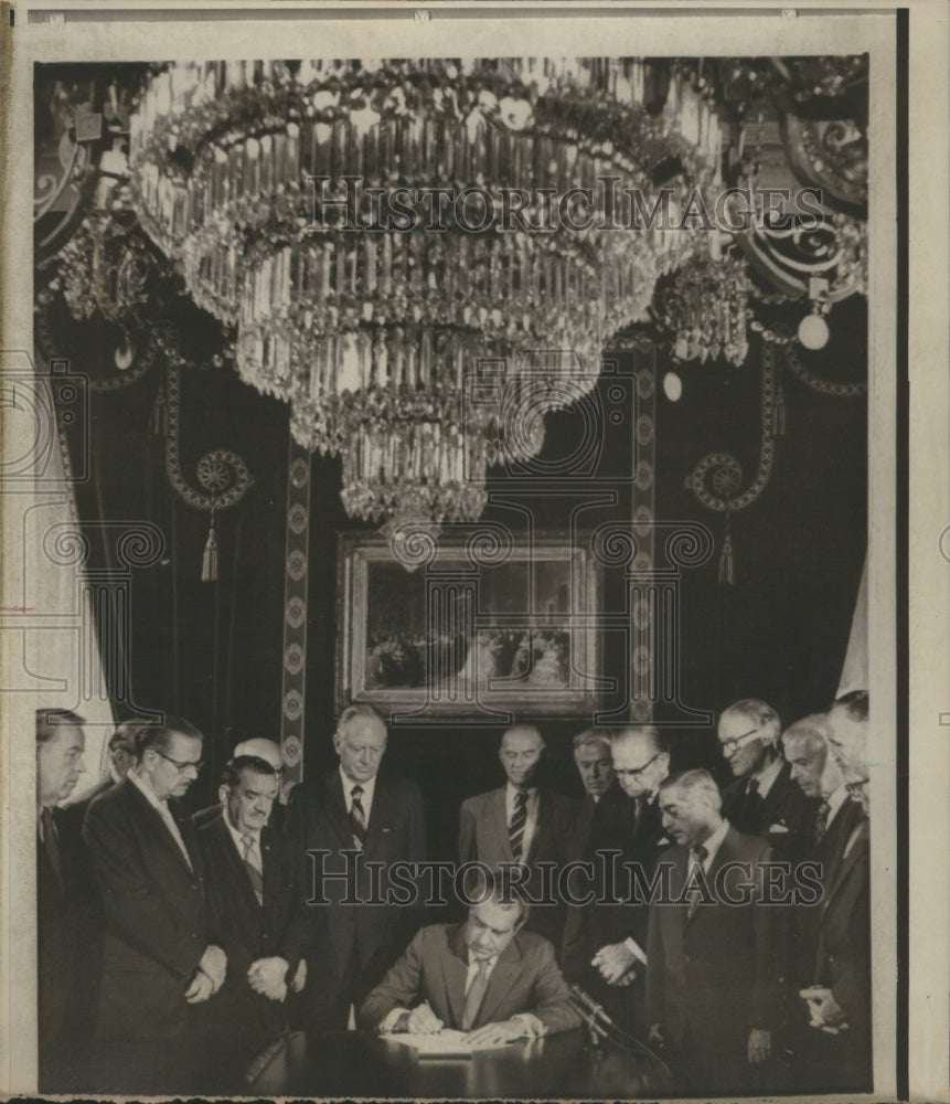 1972 Press Photo President Nixon Signs SALT Legislation