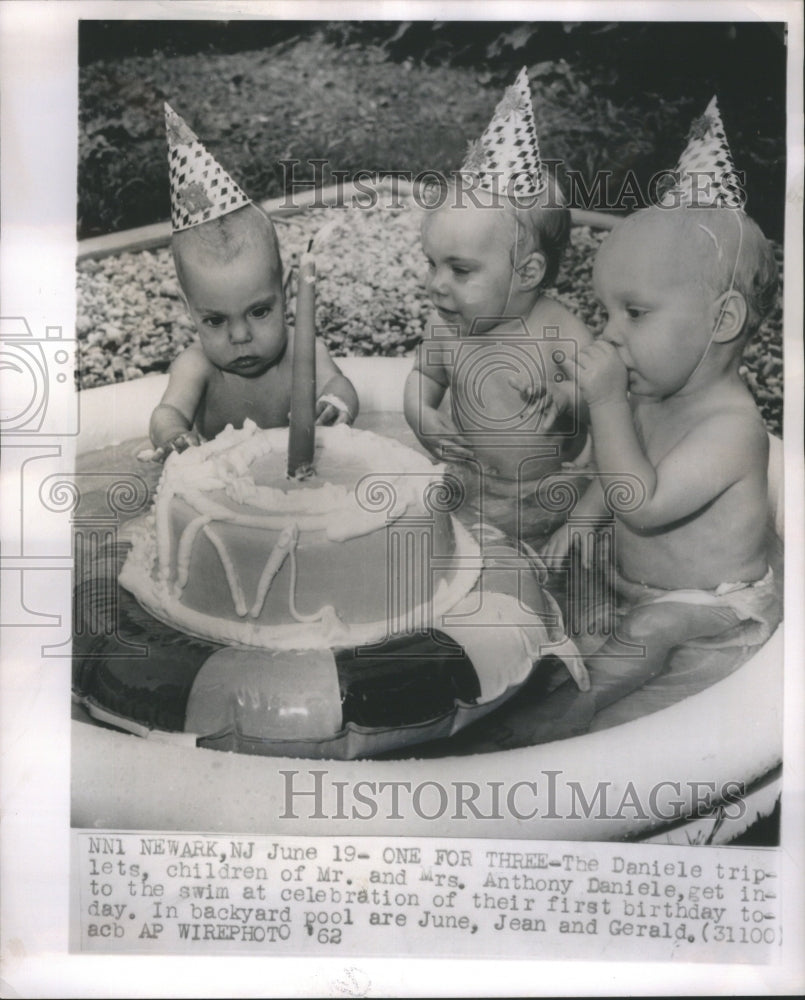 1962 Press Photo Anthony Daniele Children Get Swim