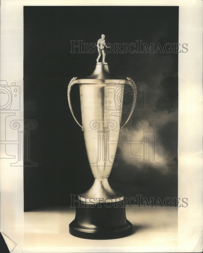 1926 Press Photo A trophy is a reward for a specific