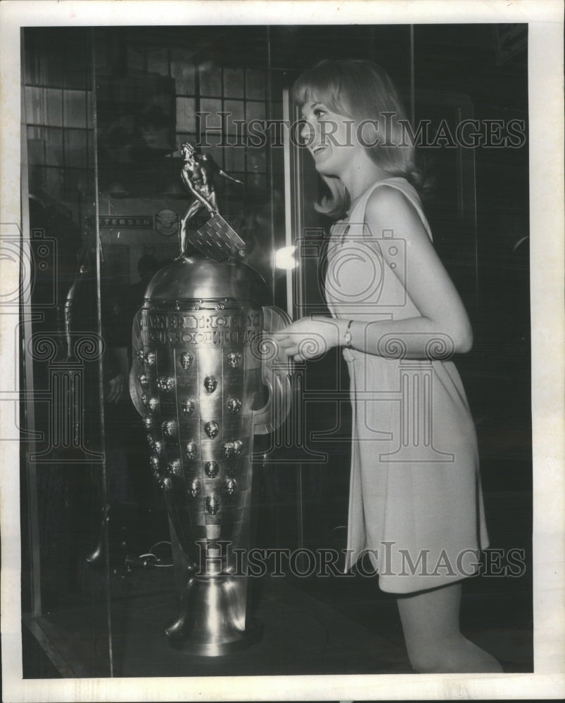 1969 Press Photo Linda Hollar Indianapolis 500 Trophy