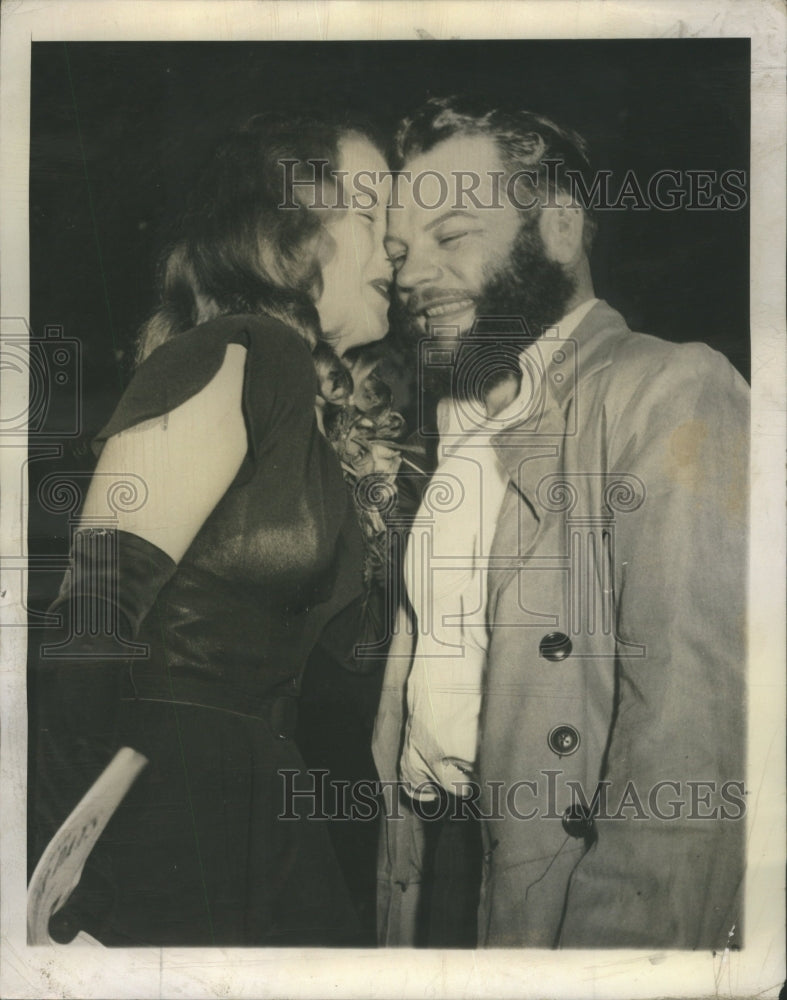 1946 Press Photo Council Bluff Alvin Greiner Kiss Sally