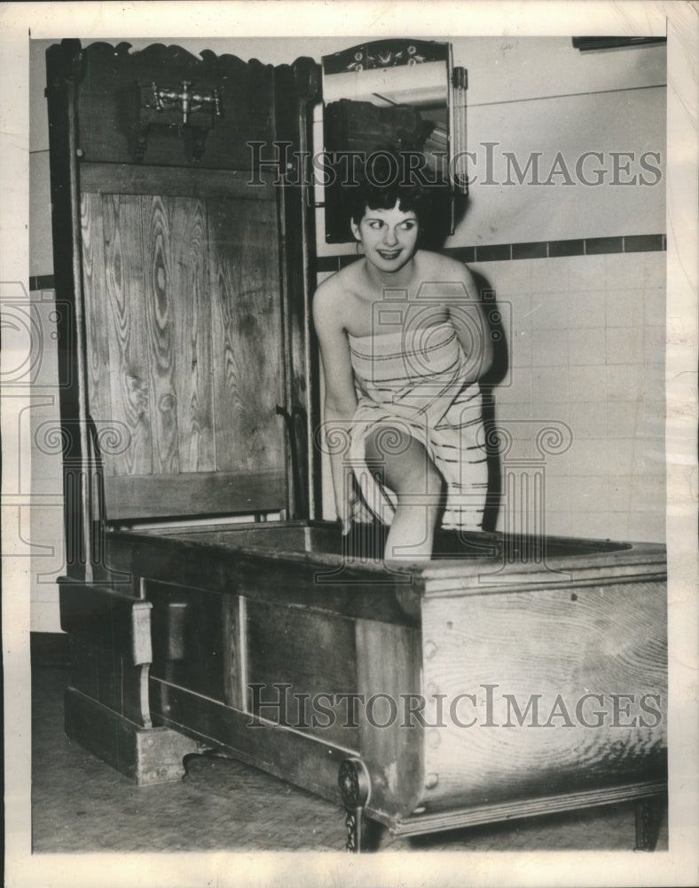 1945 Press Photo Miss Faye Ann Hinton Old Bathtub Plumb - Historic Images