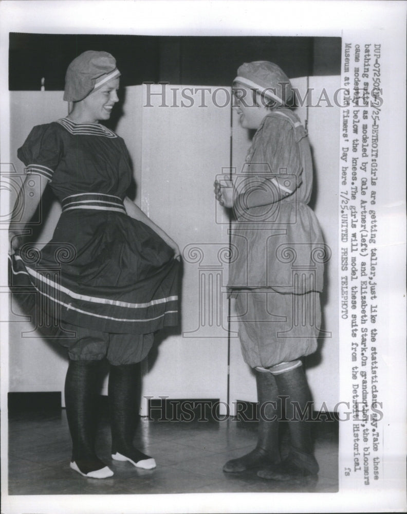 1957 Press Photo Gale Artner Elizabeth Stark Model Suit