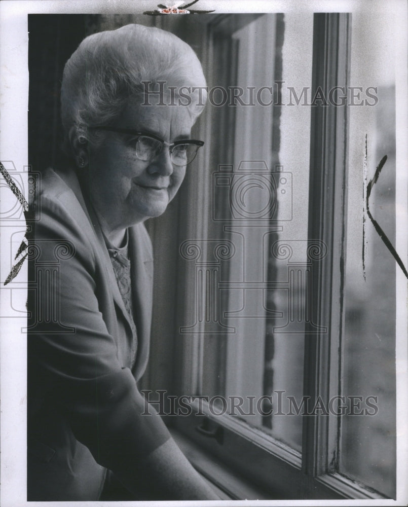 1967 Press Photo Cuntis Hayes Old Women Librarian