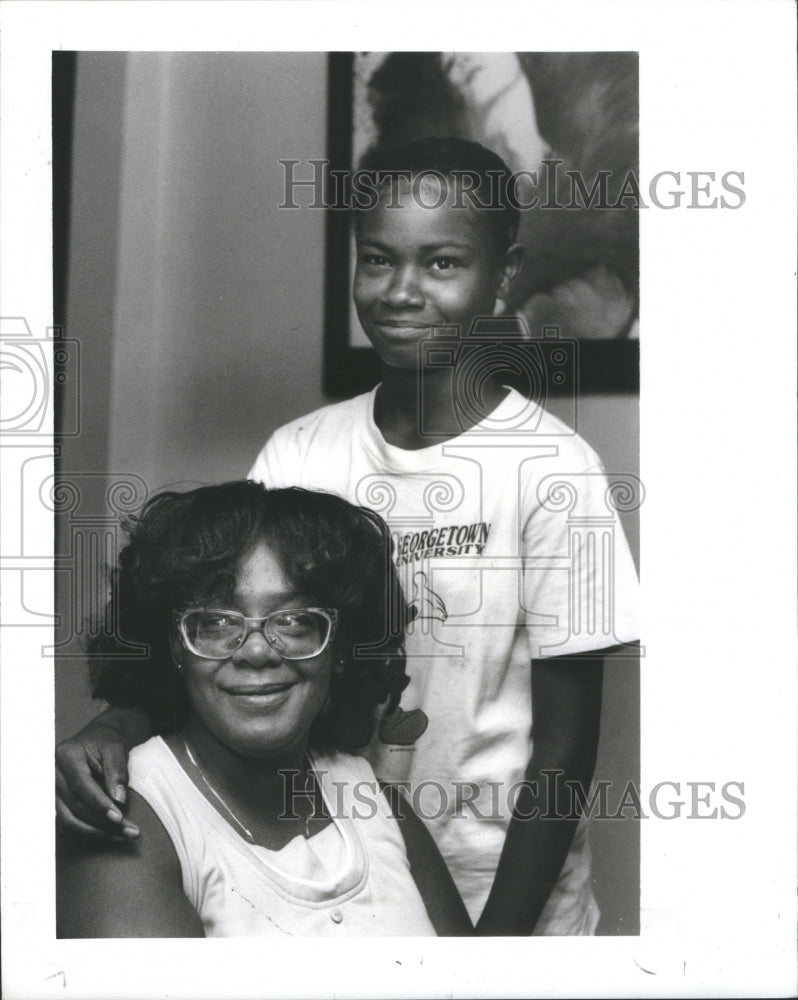 1991 Press Photo Helping Hands Assists Family In Need