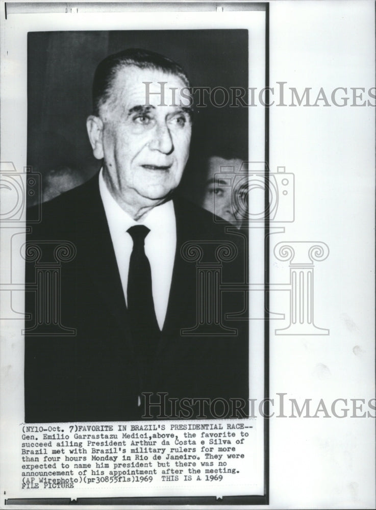 1942 Press Photo Student Bombardiers Loading Plane AT11