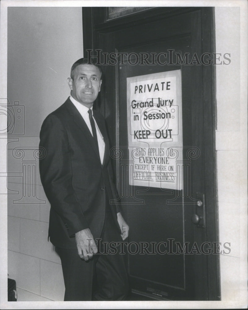 1967 Press Photo State Policeman Outside Grand Jury