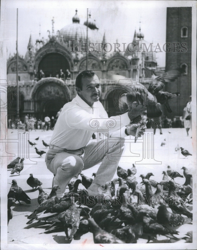 1958 Press Photo Actor Scott Surrounded By Birds