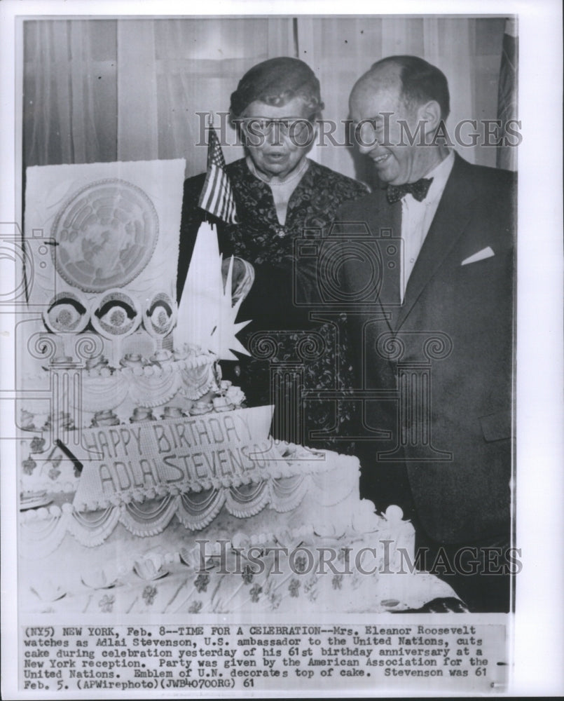 1961 Press Photo Mrs Roosevelt Stevenson Cutting Cake