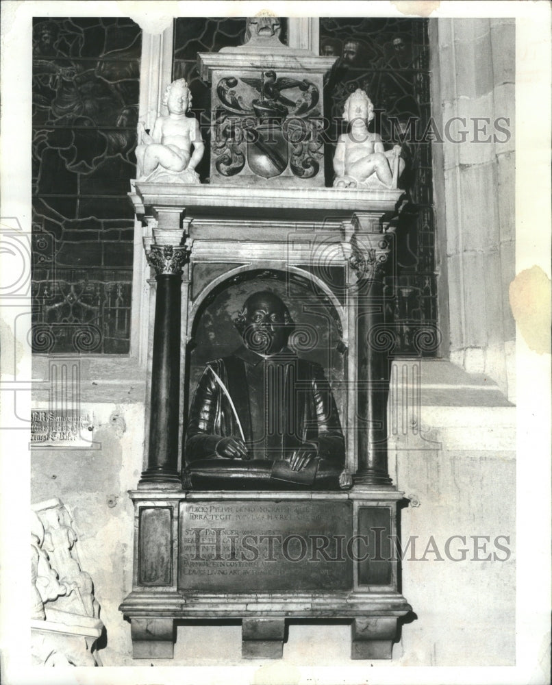 1973 Press Photo Shakespeare Willliams Monument Human