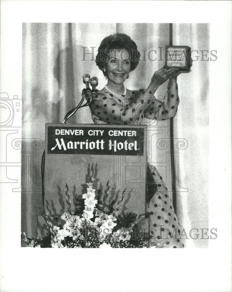 1983 Press Photo Nancy Reagan Accepting Award Denver