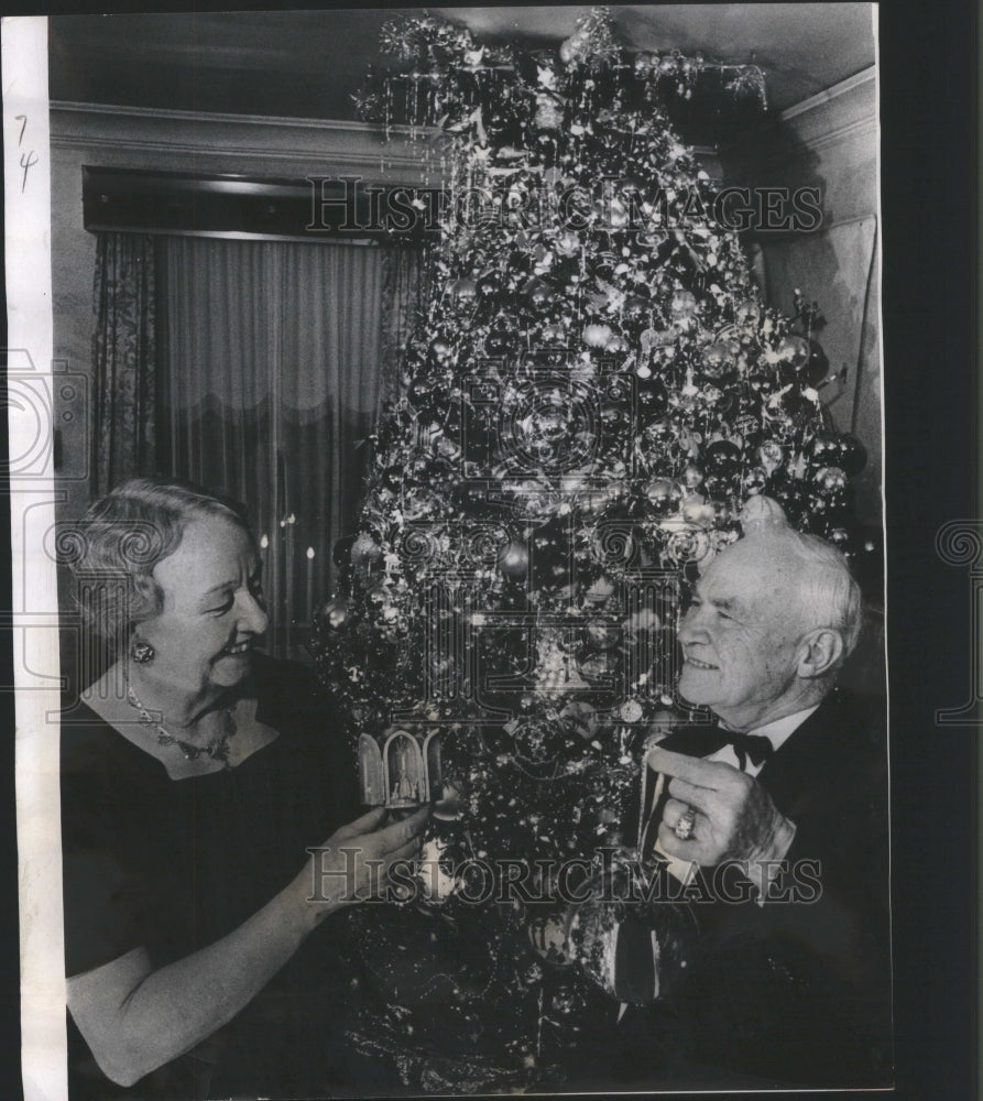 1967 Press Photo Gano Senter Wife Christmas Tree