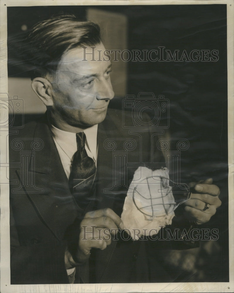 1933 Press Photo Officer Chas Thomas Holding Evidence