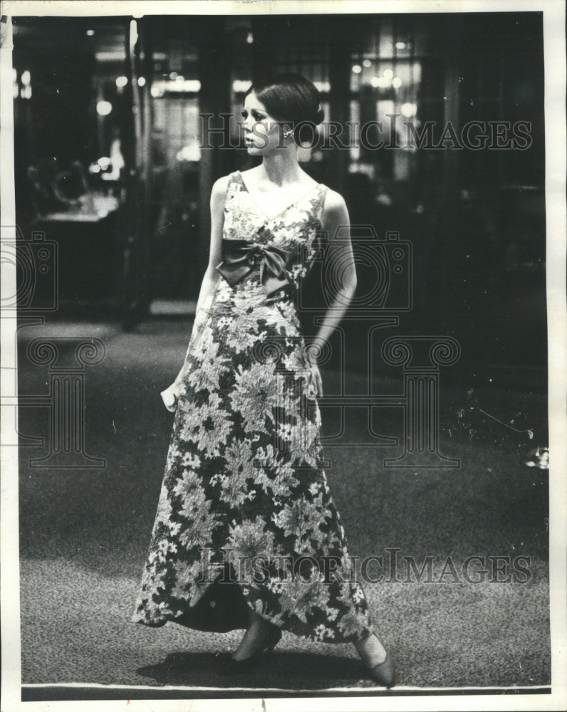 1966 Press Photo Fashion Woman Sophisticate Gown Scallo