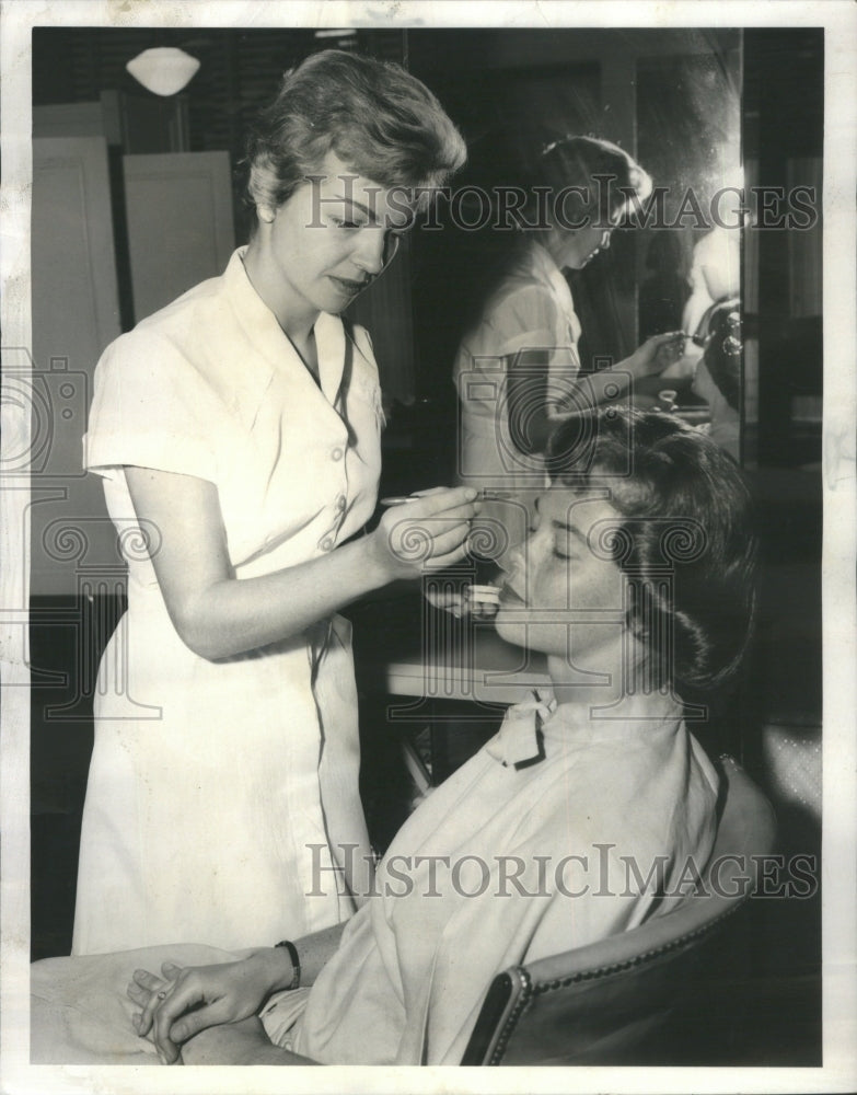 1959 Press Photo Amateur Models Mrs David Fryberger