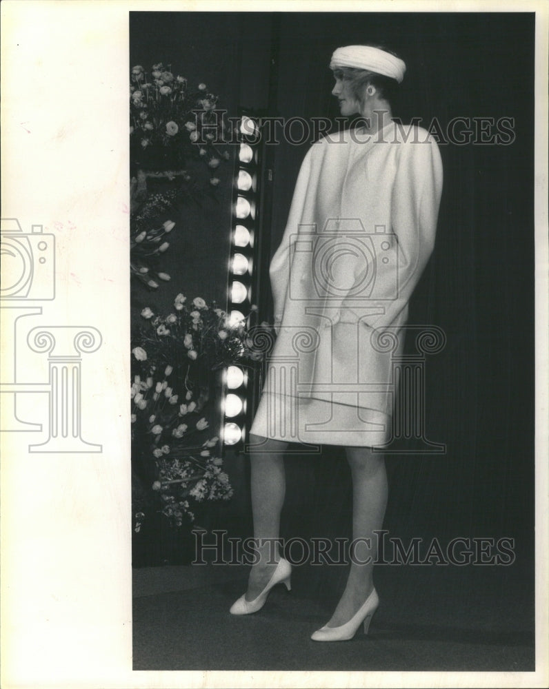 1984 Press Photo Short Skirt Suits Bill Blass Wool Slim