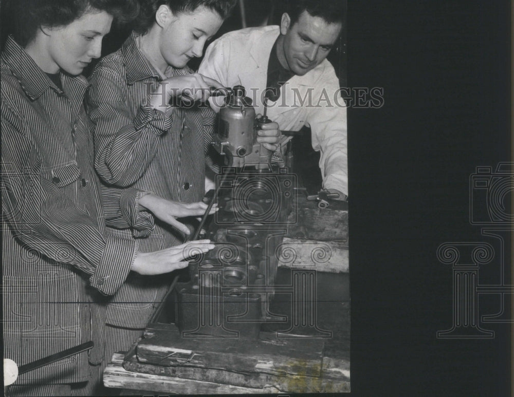 1942 Press Photo Robeta Lucille Searle Inspection Lab