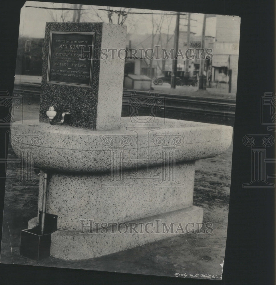 1924 Press Photo Memorial Fountain Brington Thursday n