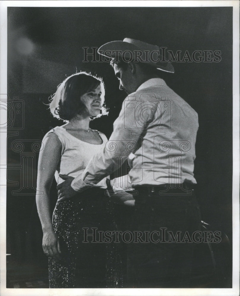 1965 Press Photo Bus Stop Bus Passenger Bus Station