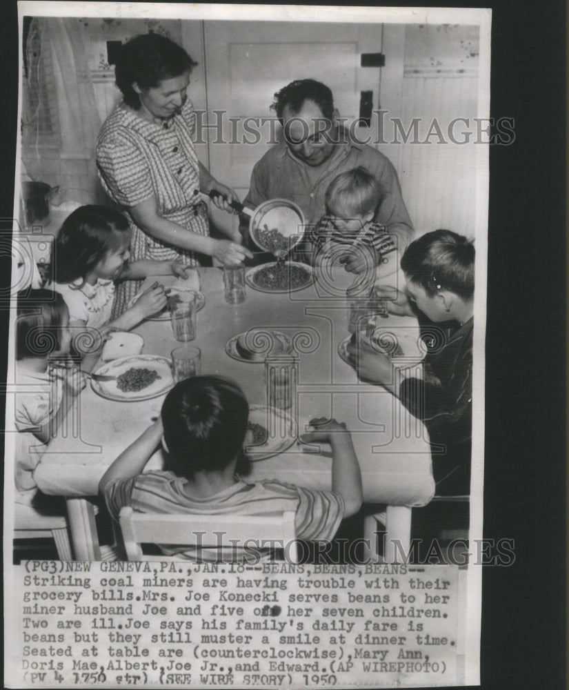 1950 Press Photo Mrs Joe Knoecki Grocery Bills Beans