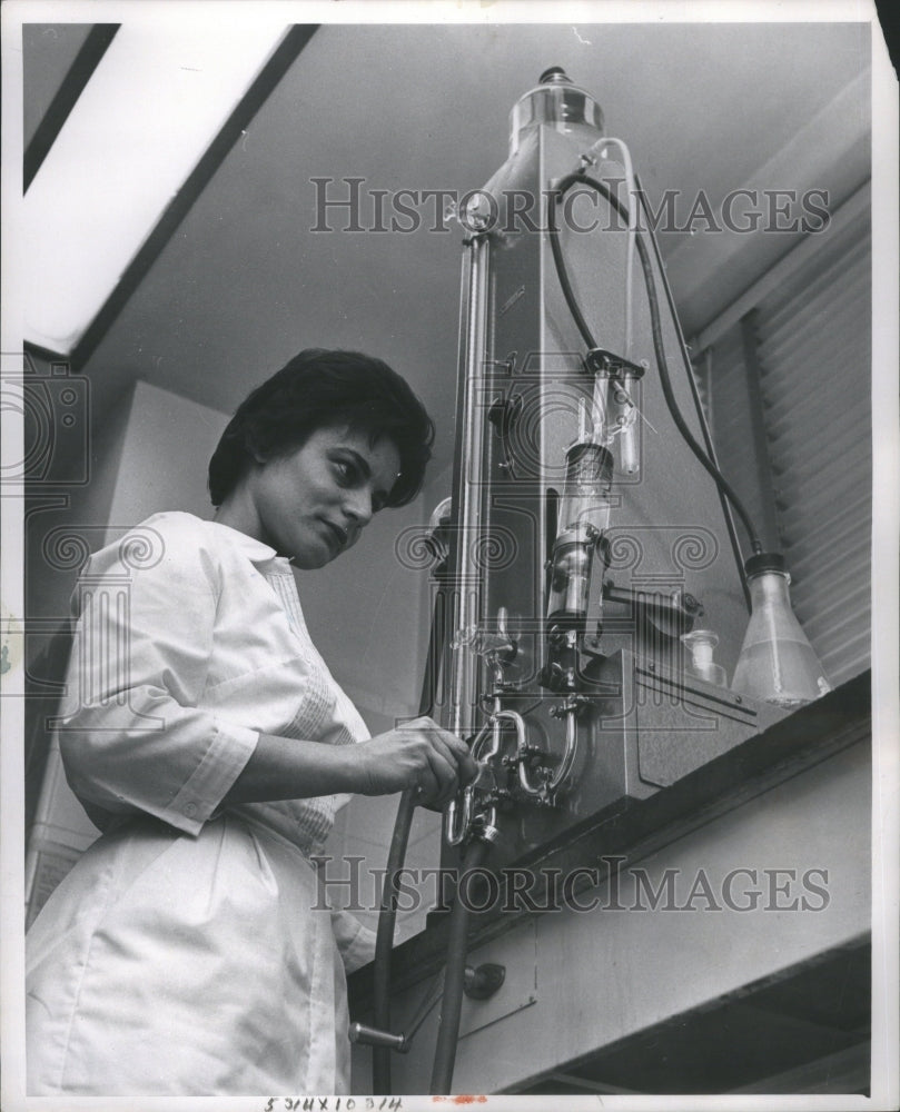 1962 Press Photo Joy Fani Medical Technologist St Josep