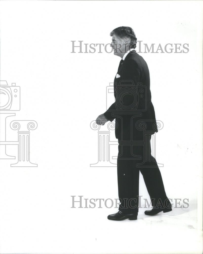 1980 Press Photo Man Suit Walks Road