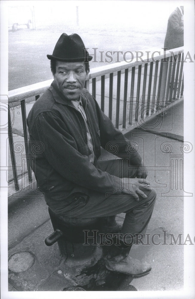 1972 Press Photo Boot Watchers Joseph Moxey High Port