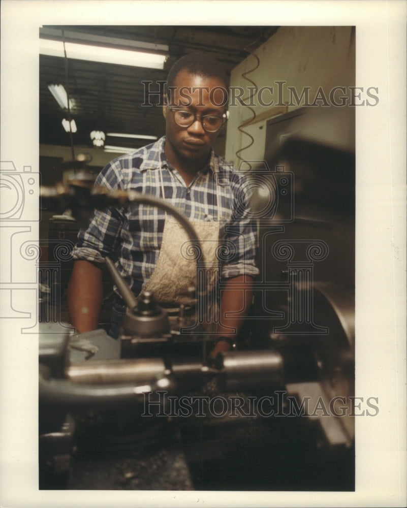 1982 Press Photo Maya Jig Grinding Plant Worker