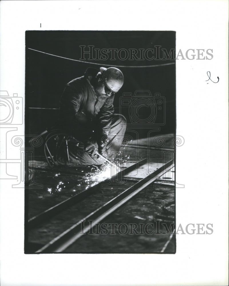 1985 Press Photo Men Welding Staff Working Iron Rods