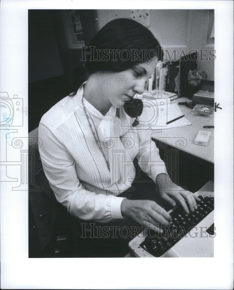 1977 Press Photo News Staffer Cyndi Meagher