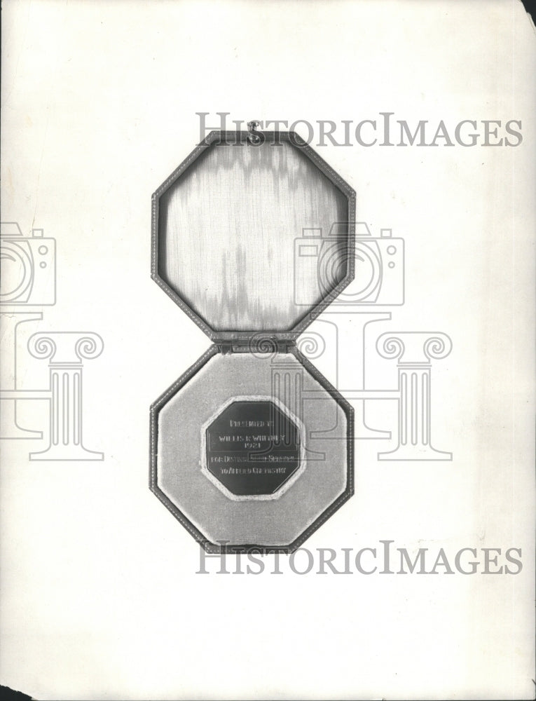 1921 Press Photo Medal Medallion Object Struck Cast