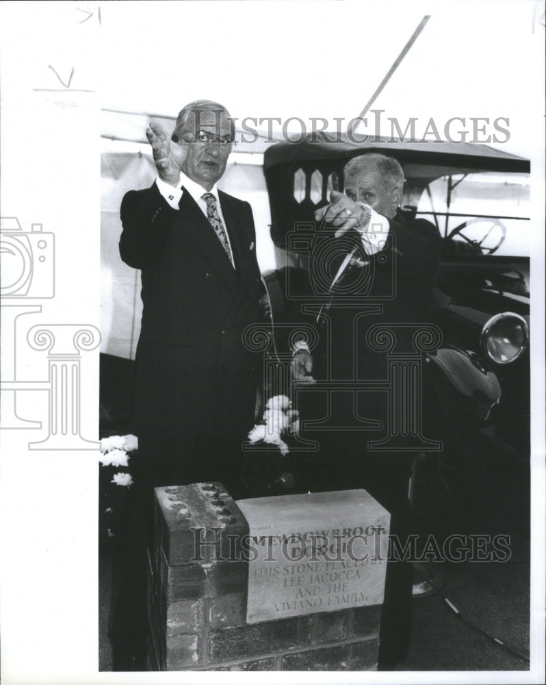 1991 Press Photo Lee Iacocca Tony Viviano Brook Dodge