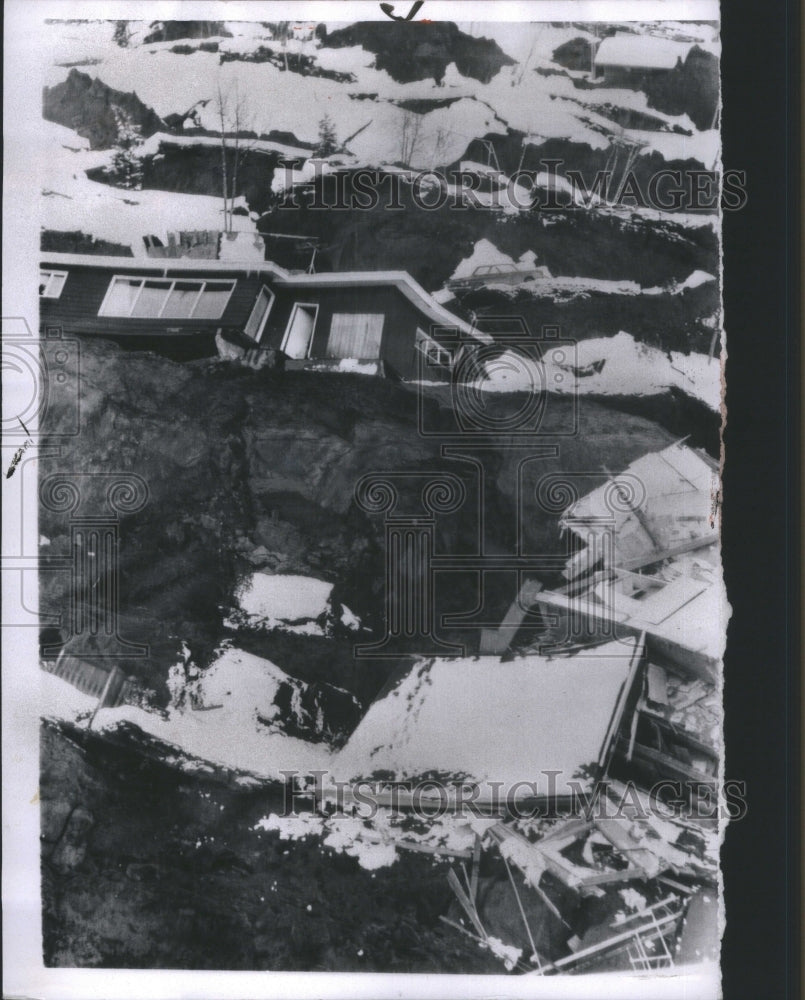 1964 Press Photo Cliffes Earthquake Transagain Resident