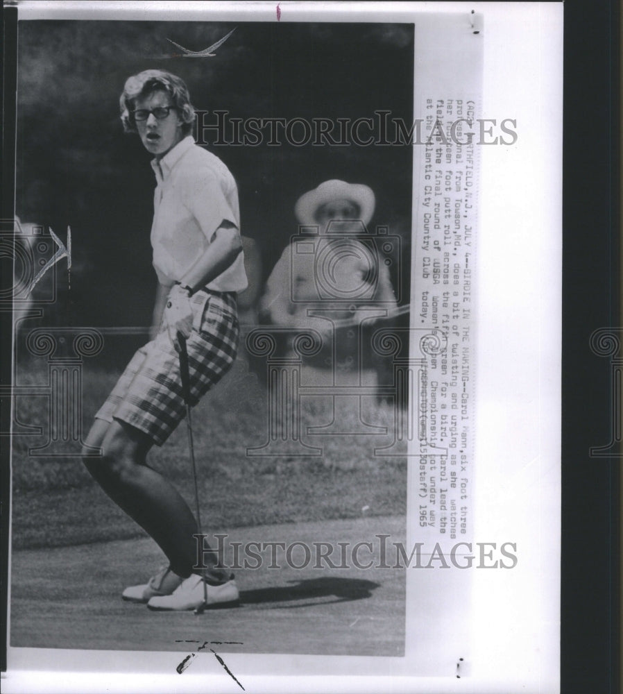 1965 Press Photo Carol Mann Towson Bit Foot Putt Roll