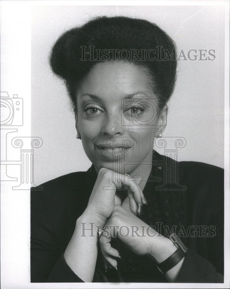 1993 Press Photo Shahida Mausi Ywca Offical Woman Watch