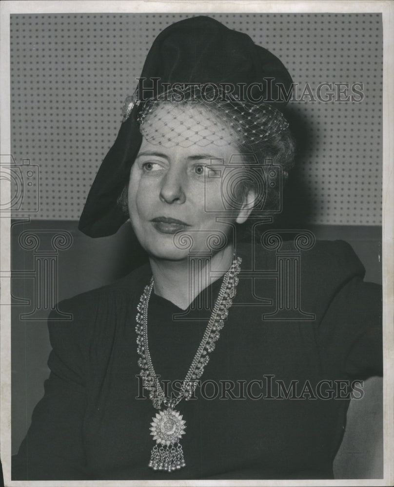 1948 Press Photo Gwen Dew Welfare Women Chain Locket