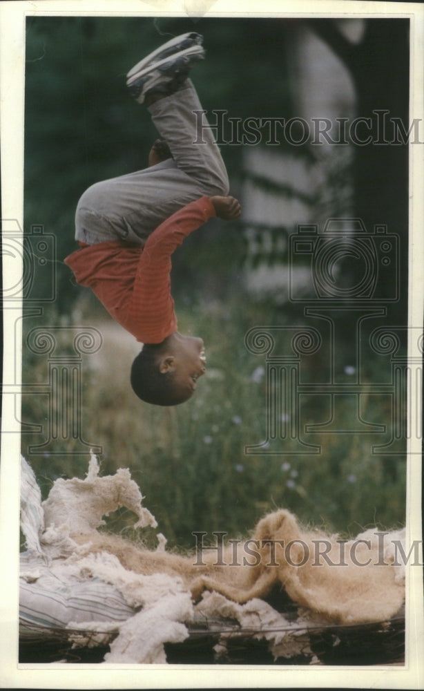 1989 Press Photo Torinez Chambers Detroit Mattress Look