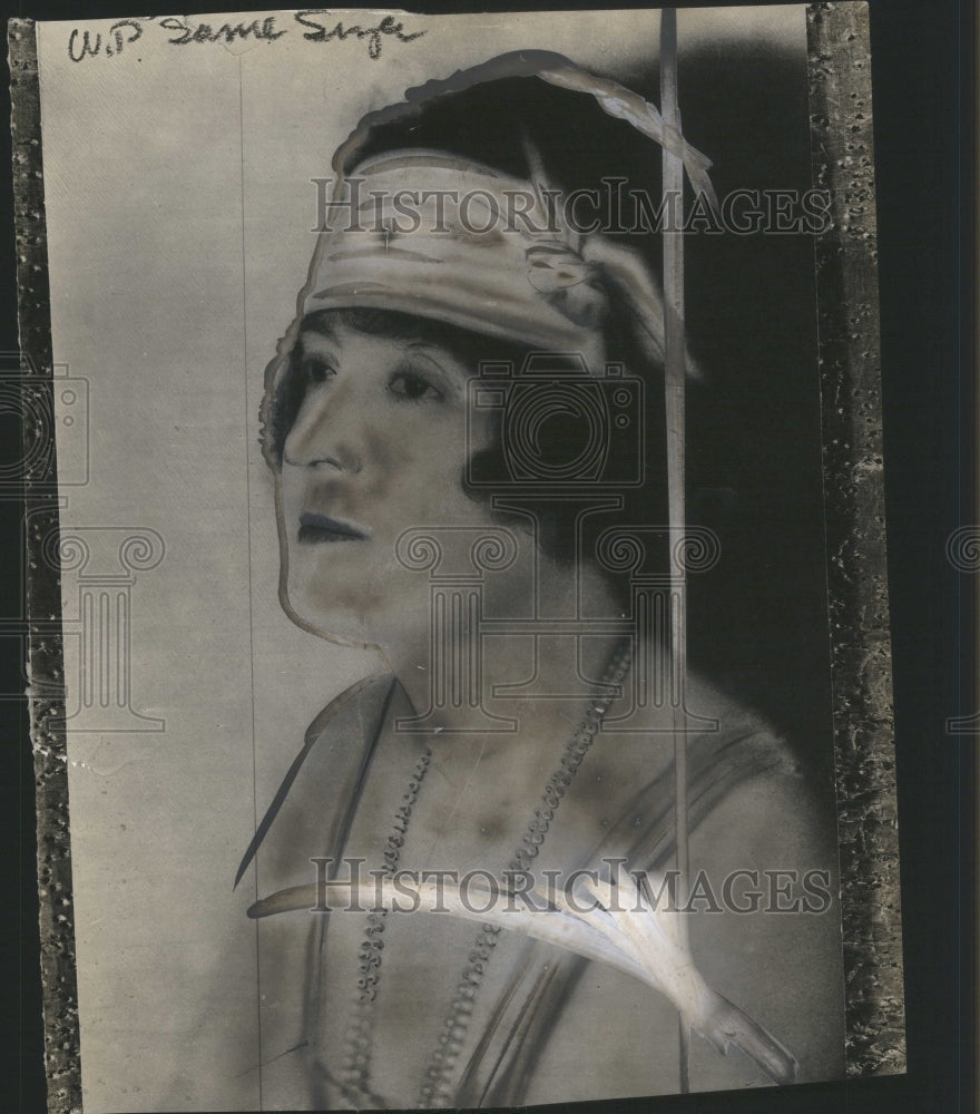 1925 Press Photo Edna Ancher Granford Paintaining Old