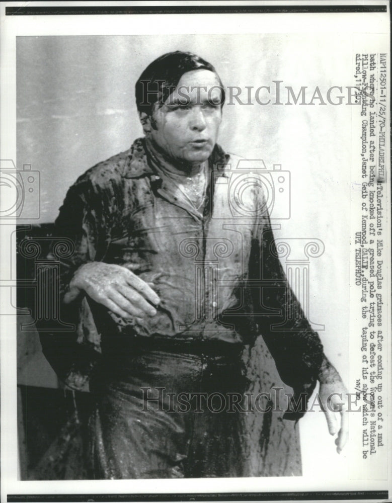 1970 Press Photo Televisions Mike Douglas Mud Bath